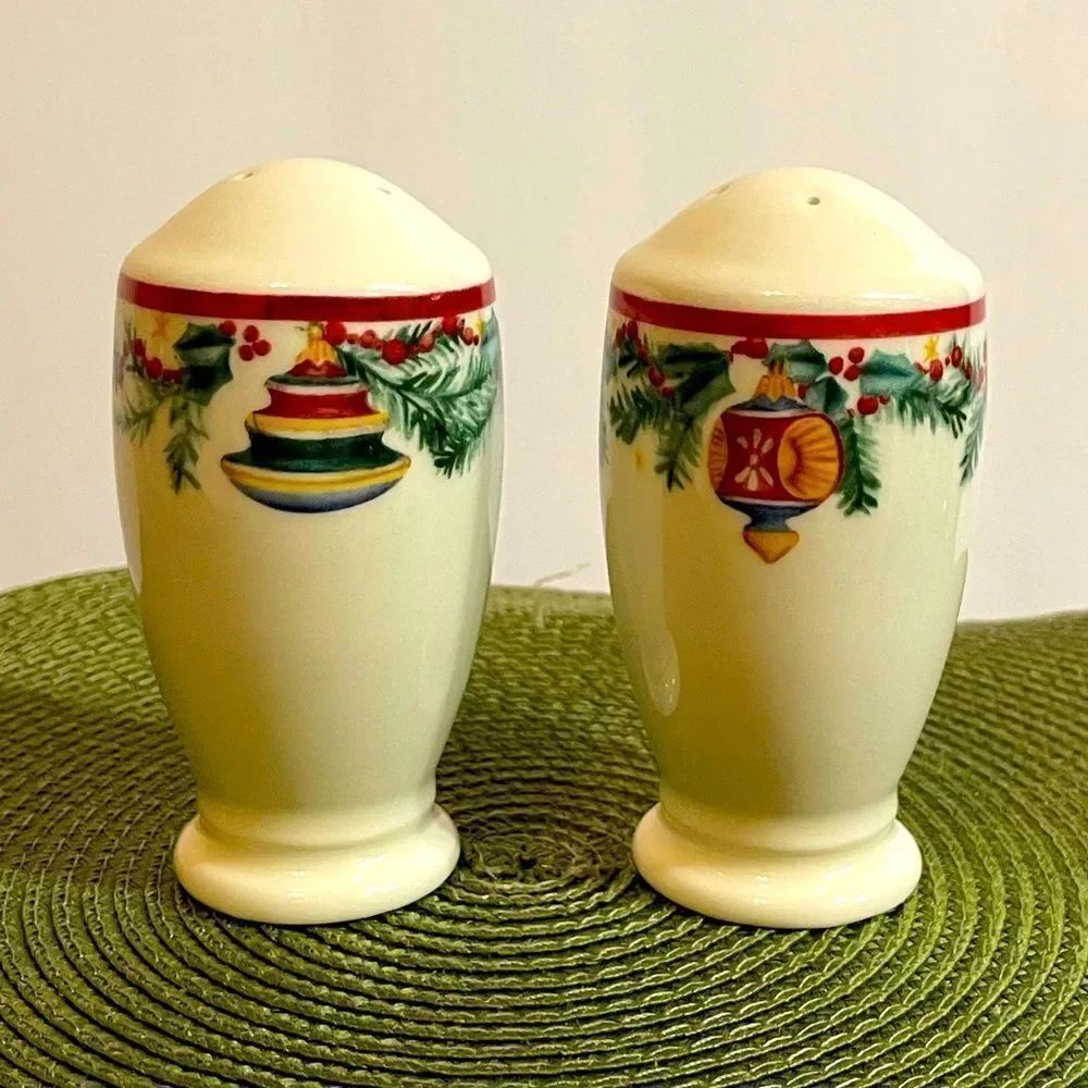 Pfaltzgraff Holiday Garland Salt & Pepper Shaker NWT